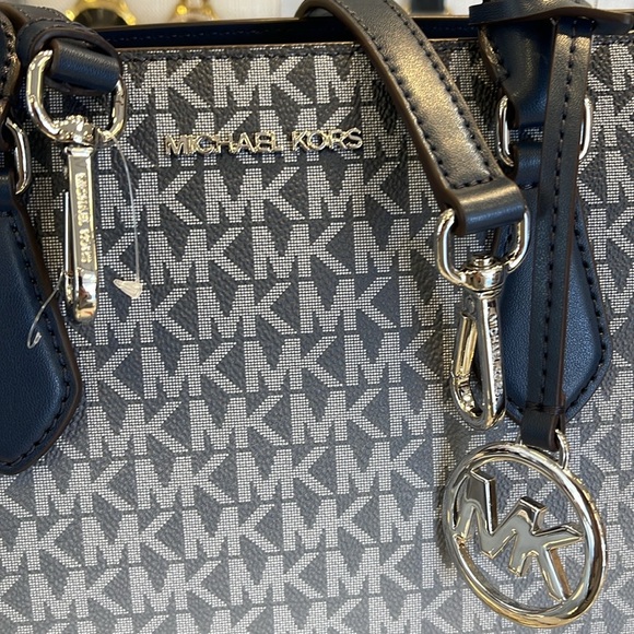 Michael Kors Sheila Medium Ombré Signature Logo Satchel
Navy 
NWT - Picture 15 of 16